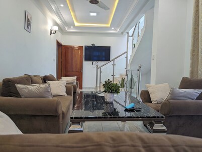 Luxery 3-bedroom villa with ACs in a secure and assessable neighborhood in Limbe