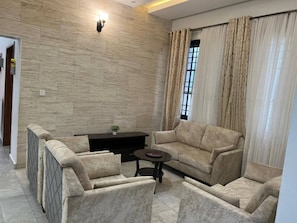 Smart TV - Luxery 3-bedroom villa with ACs in a secure and assessable neighborhood in Limbe (Limbe)