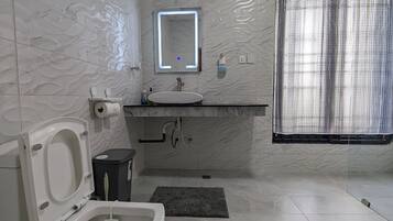 Serviettes fournies, papier toilette