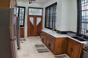 Paper towels - Luxery 3-bedroom villa with ACs in a secure and assessable neighborhood in Limbe (Limbe)