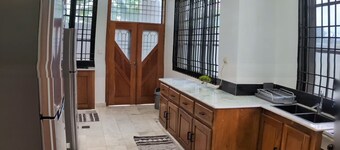 Luxery 3-bedroom villa with ACs in a secure and assessable neighborhood in Limbe