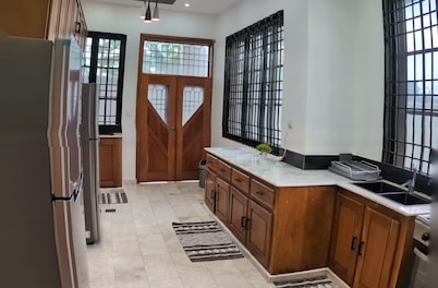 Luxery 3-bedroom villa with ACs in a secure and assessable neighborhood in Limbe