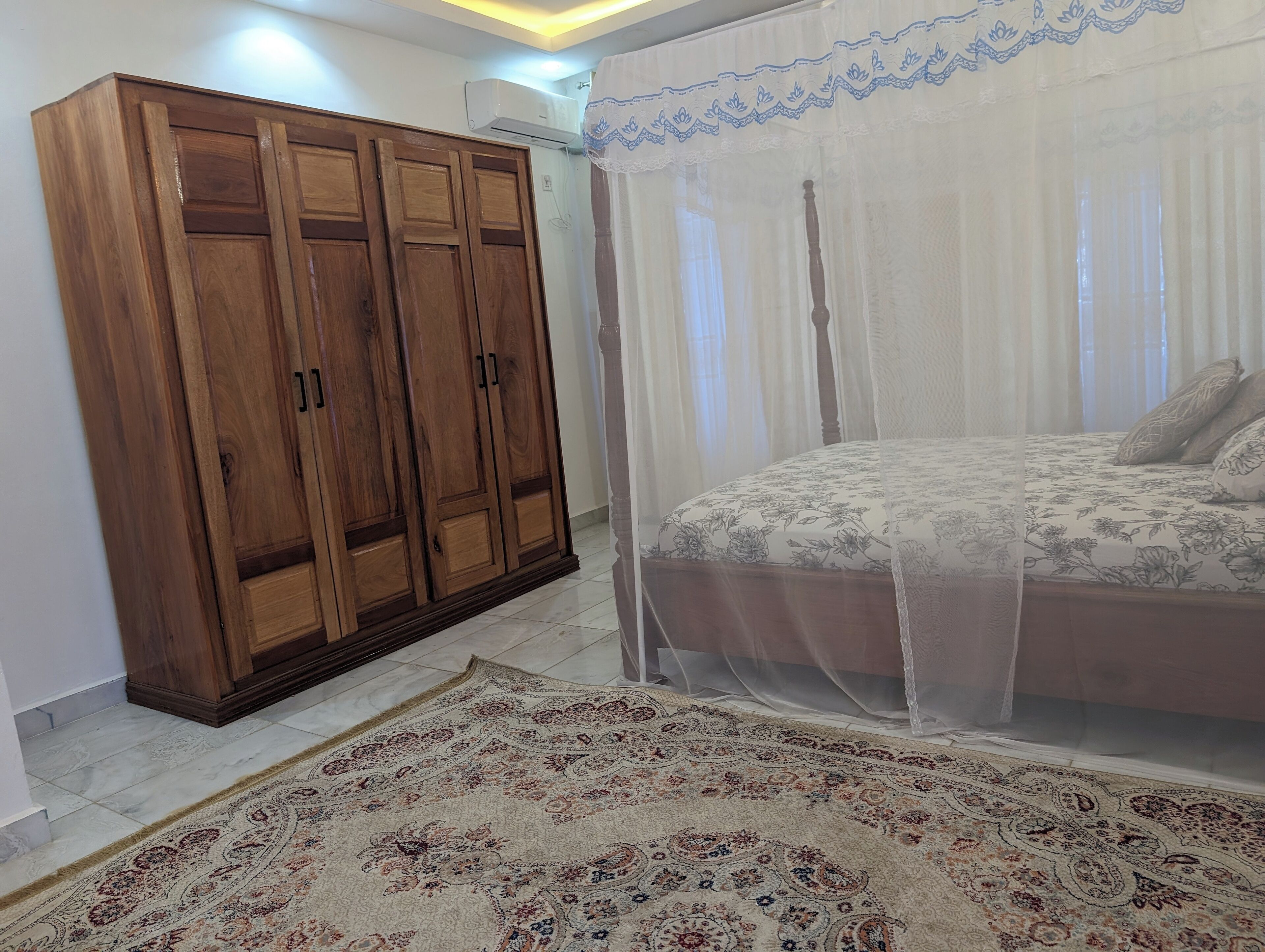 3 bedrooms, iron/ironing board, WiFi, bed sheets