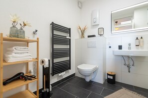 Suihku, hiustenkuivaaja, pyyhkeet