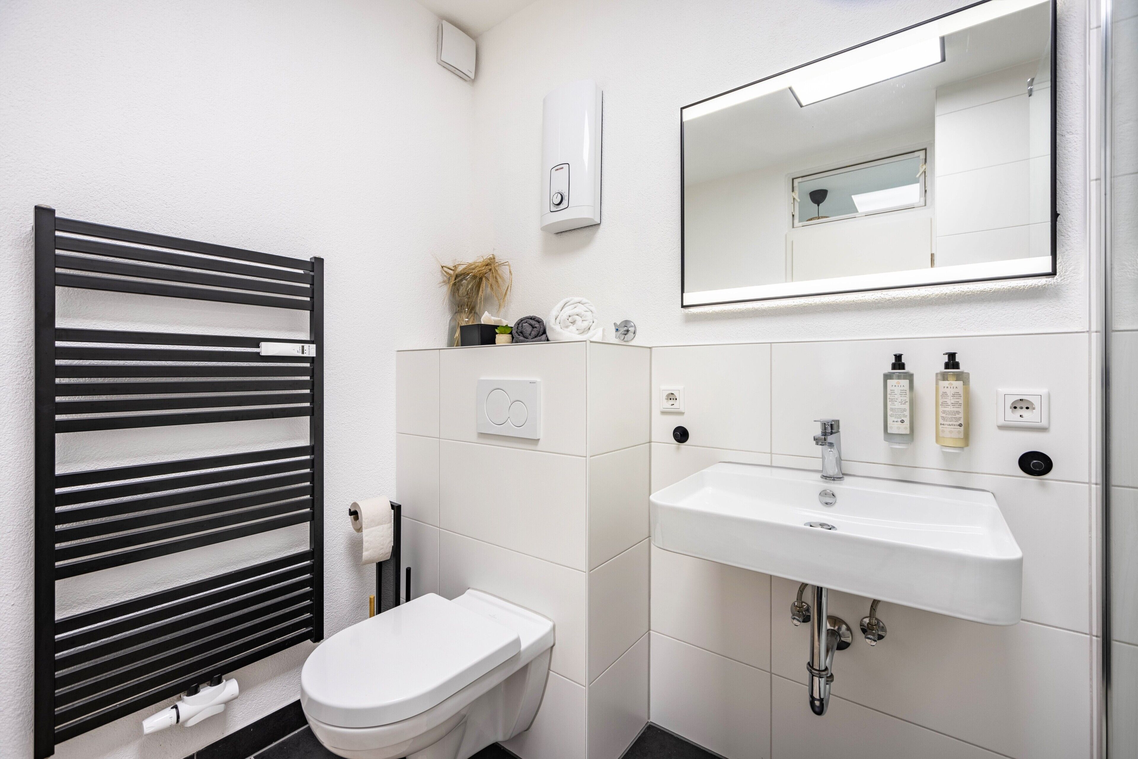 シャワー、ヘアドライヤー、タオル