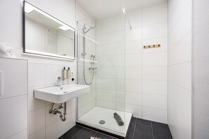 Dusche, Haartrockner, Handtücher