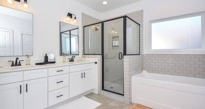 New! Nova's Nook 3BR cottage in Auburn that sleeps 10 with fenced yard!