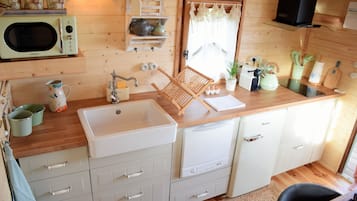 Een koelkast, een microgolfoven, een kookplaat, een vaatwasser