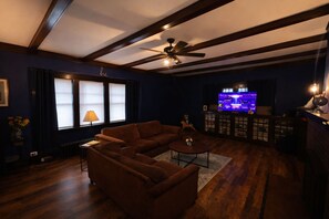 Smart TV, books, computer monitors - Legacy Ground-Level 1BR (Decatur)