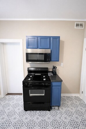 Fridge, microwave, oven, stovetop - Legacy Ground-Level 1BR (Decatur)