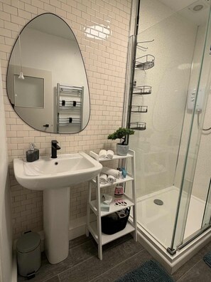 Shower, hair dryer, towels, soap - Glow Stay apartment (Lampeter)