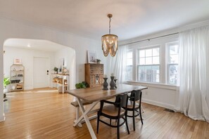 Dining - Gorgeous Apartment Near Rockhurst University | 59 (Kansas City)