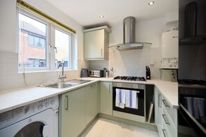 Apartment | Private kitchen - Poplar Garden Townhouse (London)