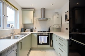 Apartment | Private kitchen | Toaster - Poplar Garden Townhouse (London)