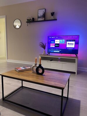 Games room - 2 Bed Apartment Free Parking Close to Gatwick (West Sussex)