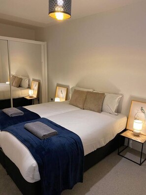 2 bedrooms, desk, iron/ironing board, free WiFi - 2 Bed Apartment Free Parking Close to Gatwick (West Sussex)
