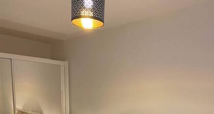 2 Bed Apartment Free Parking Close to Gatwick