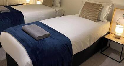 2 Bed Apartment Free Parking Close to Gatwick