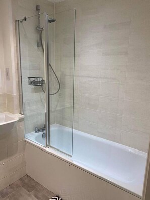 Hair dryer, towels - 2 Bed Apartment Free Parking Close to Gatwick (West Sussex)