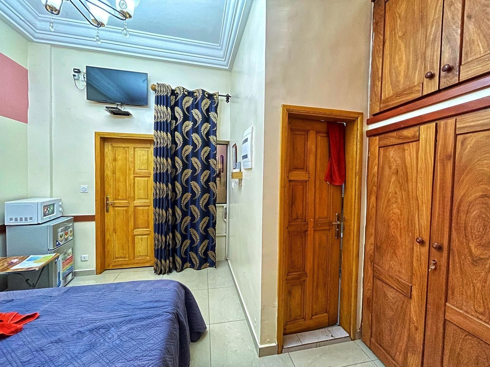 Iron/ironing board, WiFi, bed sheets