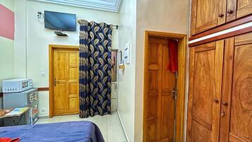 Iron/ironing board, WiFi, bed sheets