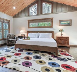 Free WiFi, bed sheets - Pet friendly, large fenced yard, HOT TUB, Ellijay River, 3/3.5, 3 master's (Ellijay)