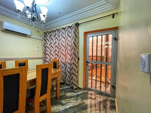 Dining - Luxury apartment carrefour TKC (Yaoundé)
