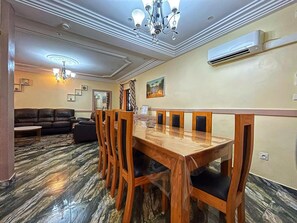 Dining - Luxury apartment carrefour TKC (Yaoundé)