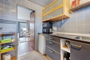 Kylskåp, mikrovågsugn, ugn och spishäll