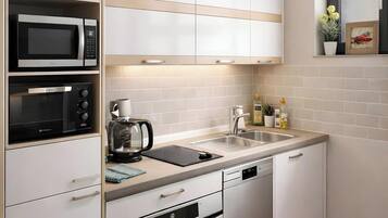 Réfrigérateur, micro-ondes, four, plaque de cuisson