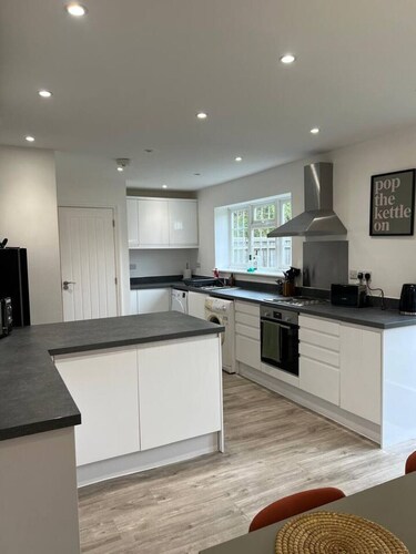 3 Bedroom Gatwick/Free Parking/Fast Wi-Fi