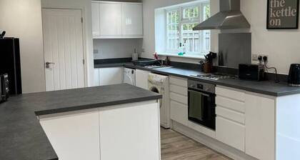 3 Bedroom Gatwick/Free Parking/Fast Wi-Fi