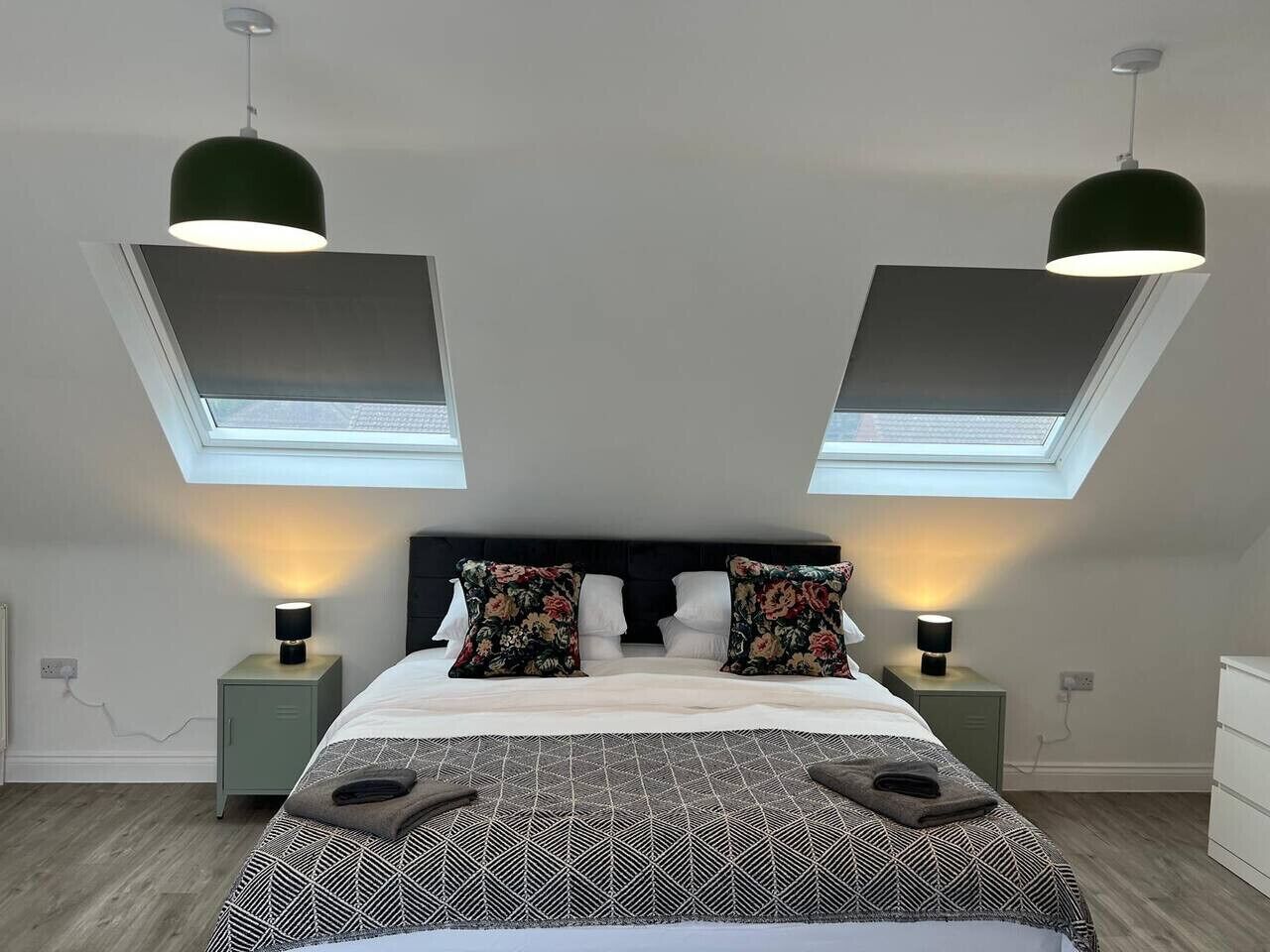 Desk, iron/ironing board, WiFi, bed sheets