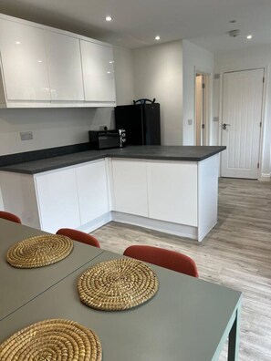 Dining - 3 Bedroom Gatwick/Free Parking/Fast Wi-Fi (Surrey)