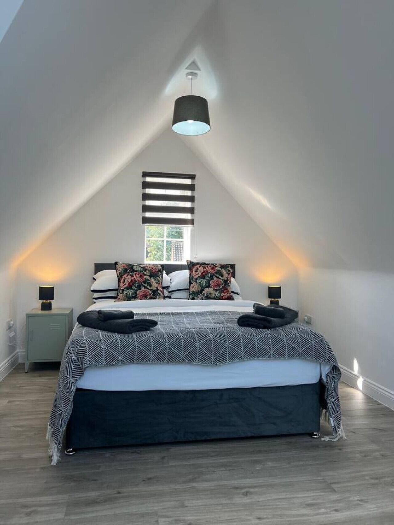 Desk, iron/ironing board, WiFi, bed sheets