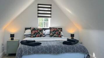 Desk, iron/ironing board, WiFi, bed sheets