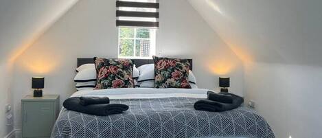 Desk, iron/ironing board, WiFi, bed sheets