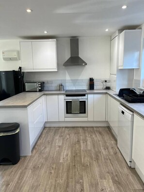 Fridge, microwave, oven, stovetop - Gatwick 3 Bed Parking (Surrey)