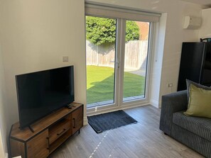 TV - Gatwick 3 Bed Parking (Surrey)