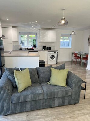 TV - Gatwick 3 Bed Parking (Surrey)