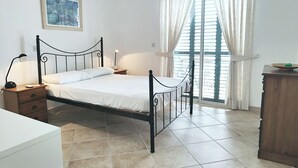 A bedroom with a bed, bedside tables, a lamp, a picture on the wall, and a window with curtains. - Sunset View, perfect holiday home located on the edge of Polis (Polis)