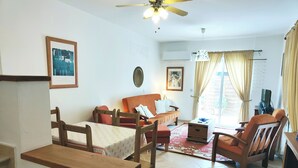 A living room with a sofa, chairs, a coffee table, and a ceiling fan. - Sunset View, perfect holiday home located on the edge of Polis (Polis)