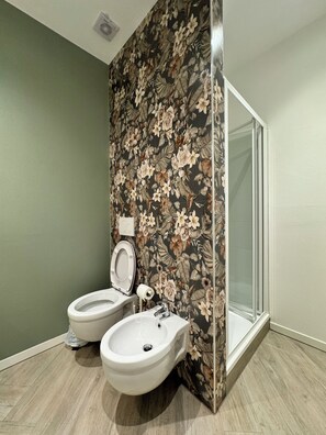 Doccia, asciugacapelli, bidet, asciugamani