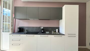 Frigorifero, piano cottura, lavastoviglie, pentole/stoviglie/utensili