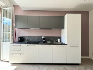 Frigorifero, piano cottura, lavastoviglie, pentole/stoviglie/utensili