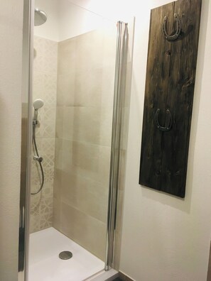 Shower, hair dryer, towels, soap - Very nice cozy attic apartment with a wonderful view and tranquility (Windeck)
