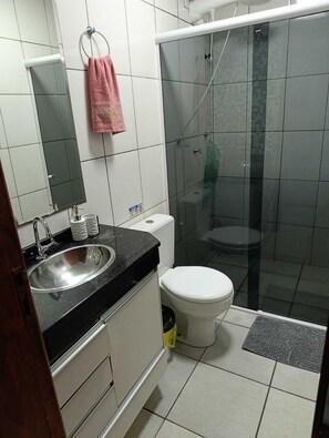 Dusj, hårføner, håndklær og såpe