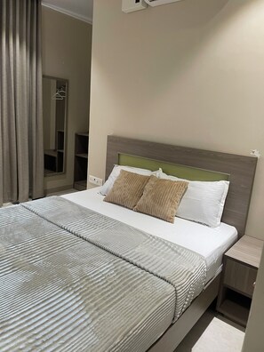 Habitación doble Deluxe, vista a la ciudad | Escritorio, espacio para trabajar con laptop y cortinas blackout 