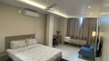 غرفة ديلوكس ثلاثية - منظر للمدينة | مكتب ومساحة عمل للكمبيوتر المحمول وستائر تعتيم وتجهيزات عازلة للصوت