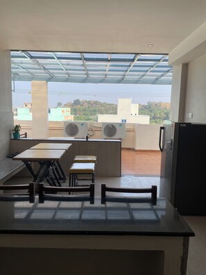 Kühlschrank, Mikrowelle, Ofen, Herdplatte